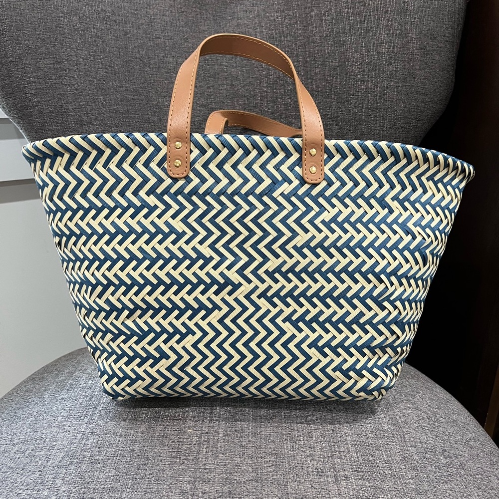 Wicker beach bag